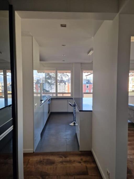 De Standing Au Centre De